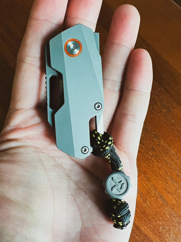 PINGENTE RZE DE TITÂNIO COM CORDÃO PARACORD